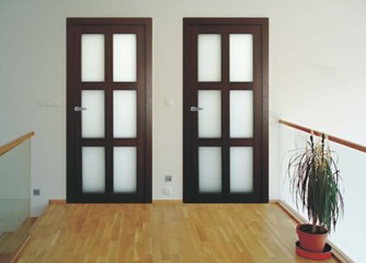 Dýhované dveře s prosklenými tabulkami